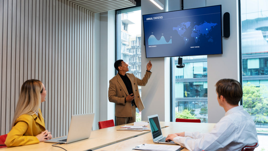 Reporter using a LCD screen in a meeting room.